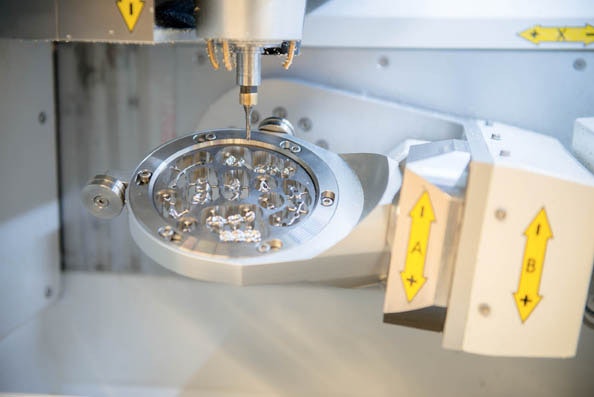 AMF Nullpunktspannsysteme ermöglichen Automatisierung bei Implantatefertigung