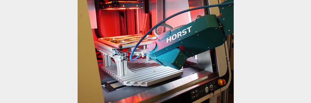 Automatische Bestückung einer Lasermarkieranlage mit Industrieroboter HORST900