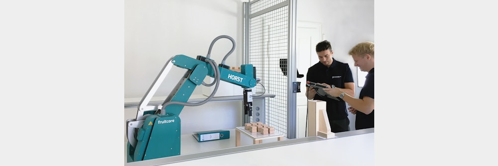 Studenten der Hochschule Offenburg lernen mit Industrieroboter HORST von fruitcore robotics